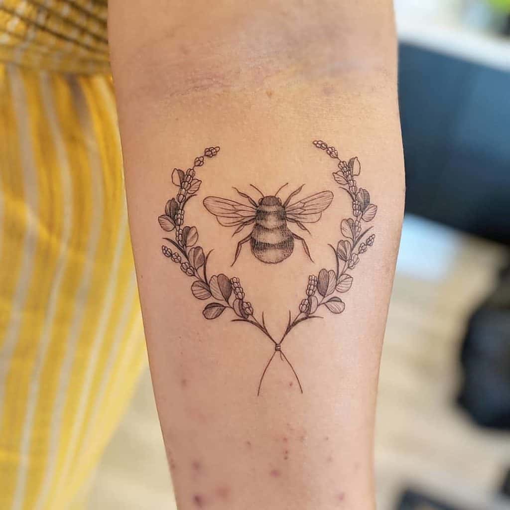 bee-tattoo-meaning-190224