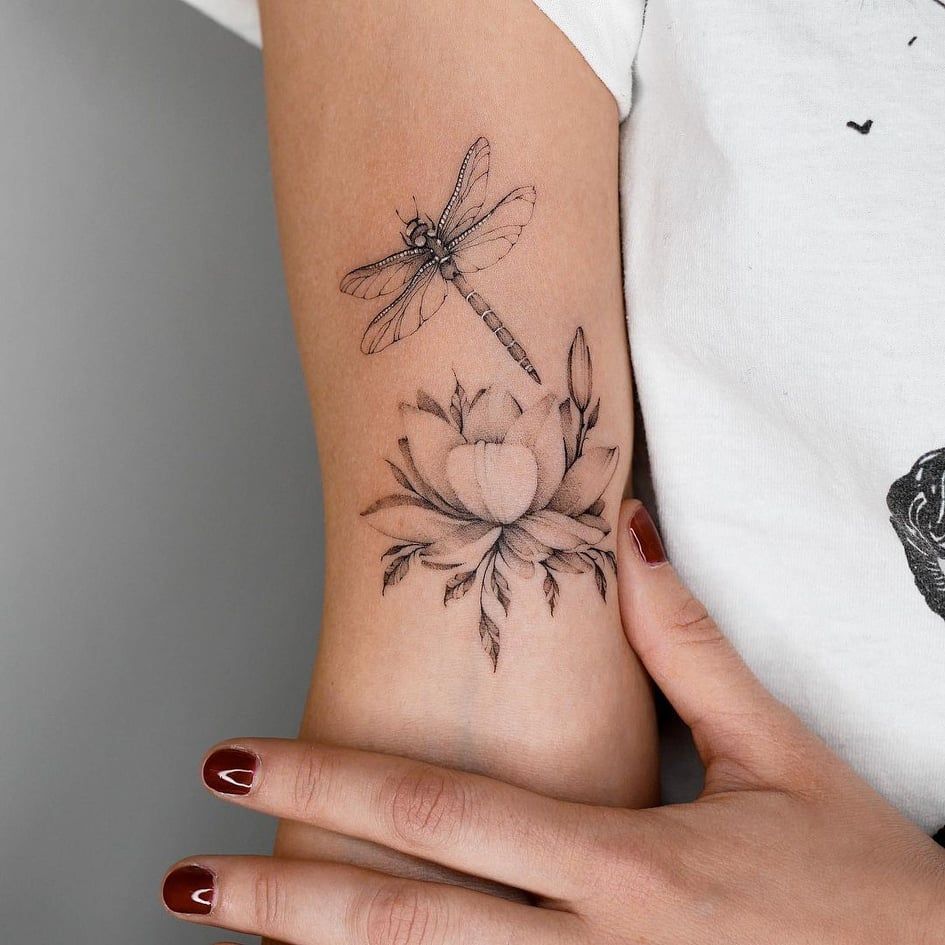 dragonfly-tattoo-with-flowers