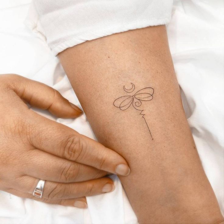 minimalist-dragonfly-tattoo